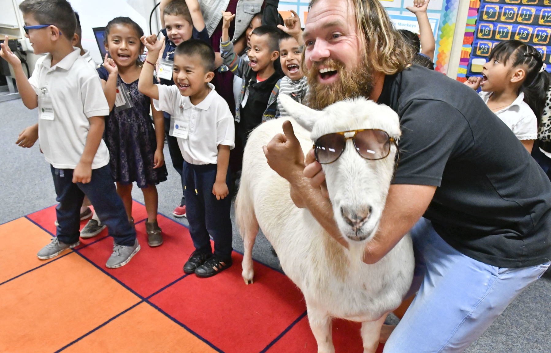 092618 Pismo goats at Fairlawn 04.jpg